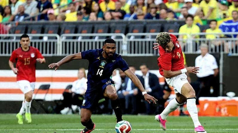 O zagueiro Bremer domina a bola no jogo da seleção brasileira contra o Egito, em Ohio, nos Estados Unidos