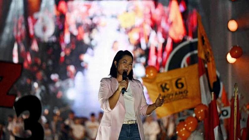 Keiko Fujimori discursa para apoiadores durante comício em Lima