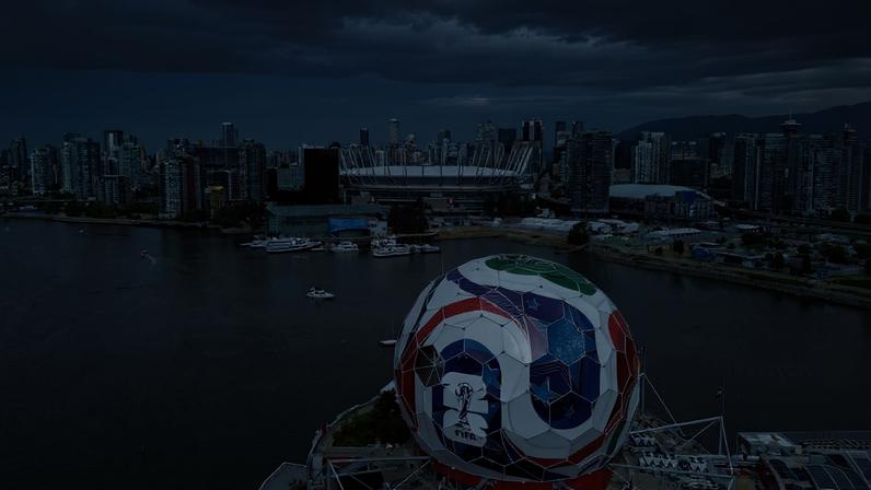 Science World, museu de ciência em Vancouver, no Canadá, transformado em bola de futebol em homenagem à Copa do Mundo no país