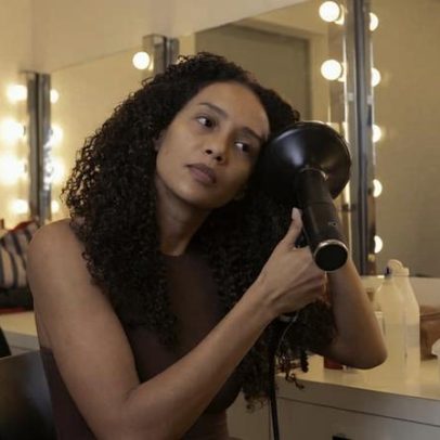 Taís Araujo recebe convidados na estreia do monólogo Mudando de Pele