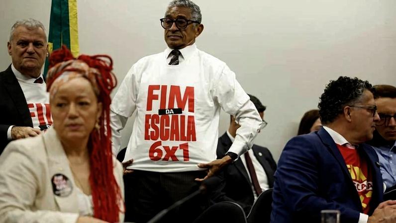 Votação do fim da escala 6x1 na comissão especial da Câmara sobre o tema; na centro da foto, o ex-deputado Vicentinho (PT-SP)