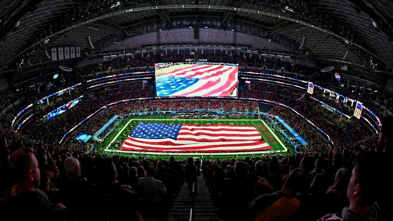 Bandeira dos EUA sobre campo do AT&T Stadium, em Dallas