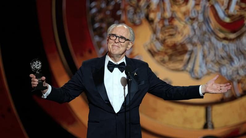 John Lithgow recebe o prêmio de melhor ator em peça por 'Gian't durante a 79ª edição do Tony Awards em Nova York