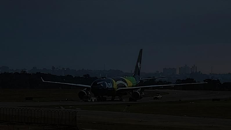 Airbus A330, da Azul, com bandeira do Brasil estampada na fuselagem, teve de retornar a Campinas após problema técnico em voo