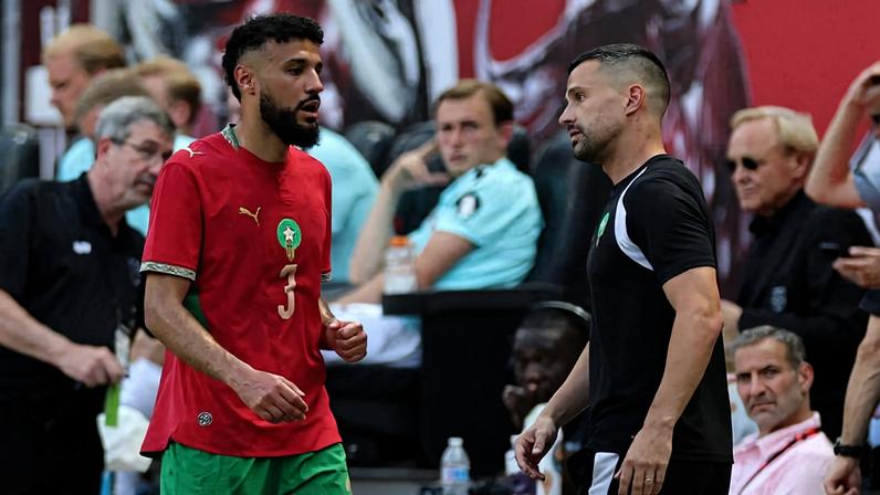 Noussair Mazraoui deixa o gramado durante partida entre Marrocos e Noruega