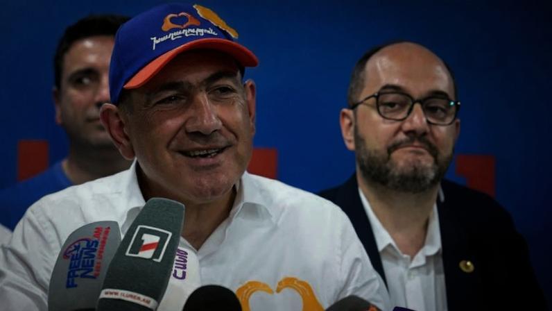 Primeiro-ministro da Armênia, Nikol Pashinyan, em entrevista coletiva depois da vitória nas eleições parlamentares
