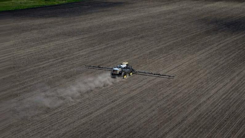 Máquina espalha fertilizantes em plantação nos EUA