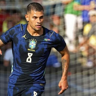 Bruno Guimarães defende manter Paquetá no meio-campo