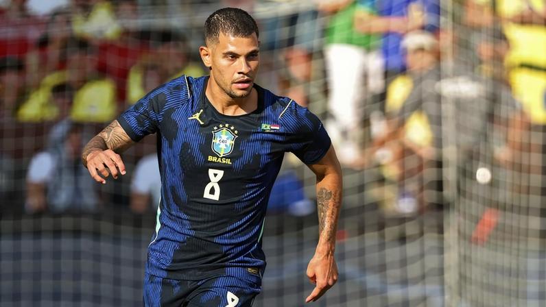 Bruno Guimarães (à dir.) celebra com Lucas Paquetá o gol que marcou na vitória do Brasil sobre o Egito, em Cleveland