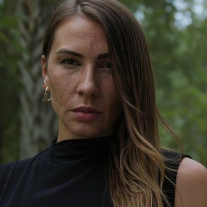 Brasileira que denunciou Epstein diz que passou a dormir com arma após ameaças