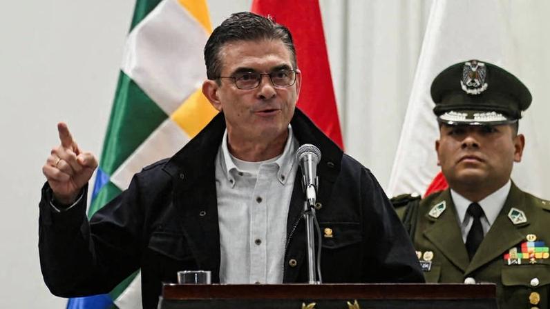 O presidente da Bolívia, Rodrigo Paz, discursa após o Congresso aprovar uma lei que regulamenta o estado de exceção, em La Paz
