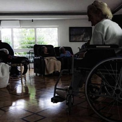Protestos contra corte de R$ 1 milhão em programa para idosos