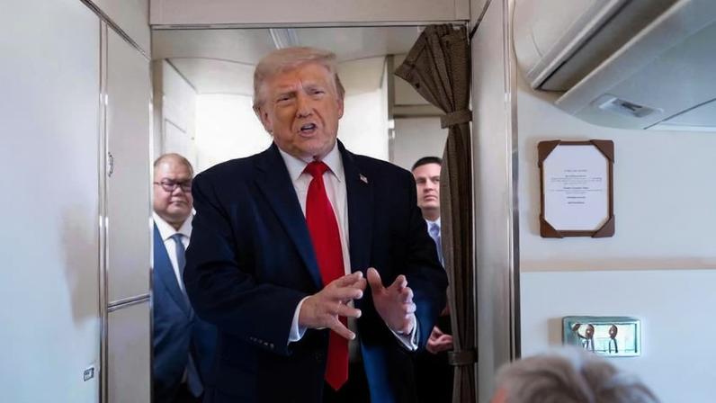 O presidente dos Estados Unidos, Donald Trump, em entrevista coletiva no avião presidencial