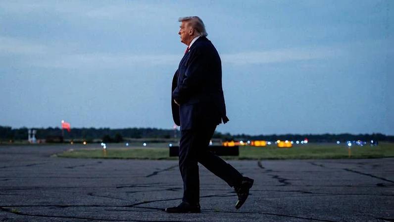 O presidente dos EUA, Donald Trump, caminha em direção ao helicóptero Marine One após pousar no aeroporto de Morristown, em Nova Jersey
