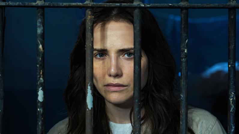 Adriana (Leticia Colin) é levada para uma cela precária após ser presa em 'Quem Ama Cuida'