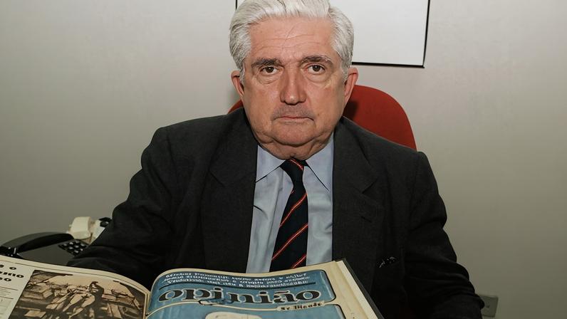 O empresário e editor Fernando Gasparian em registro de 1997, com um exemplar do jornal Opinião