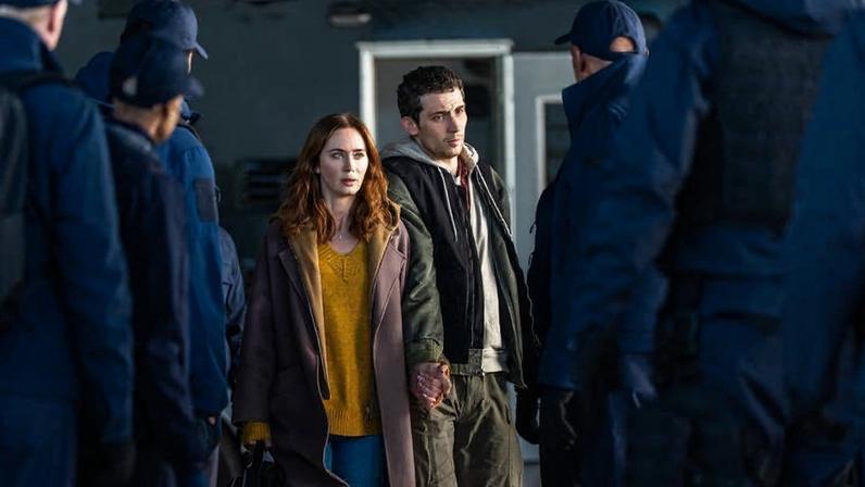 Emily Blunt e Josh O'Connor em cena do filme 'Dia D', de Steven Spielberg