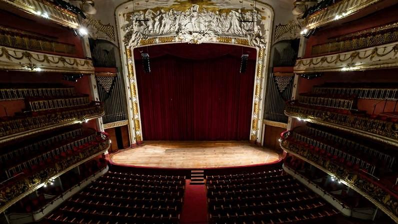 Vista interna da sala de espetáculos do Theatro Municipal