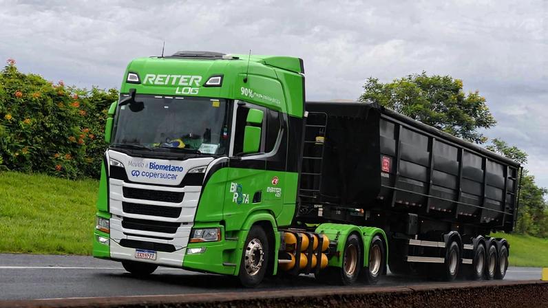 Caminhão Scania movido a biometano da ReiterLog, que atende à Copersucar