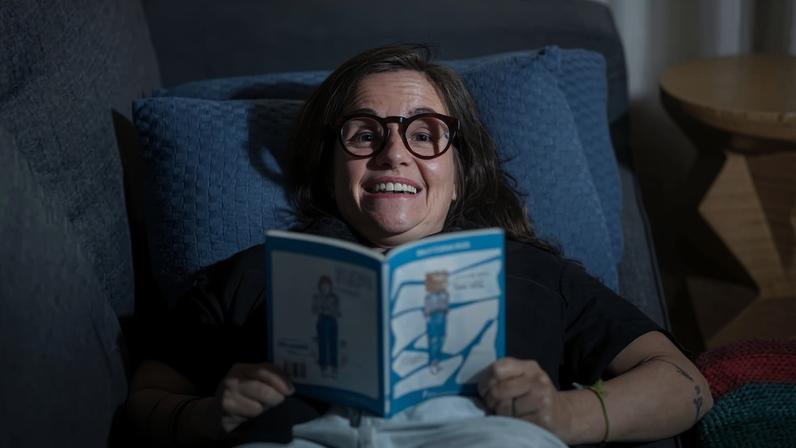 A educadora Mari Camardelli, 40, com seu livro '(Sobre) Carga Mental'