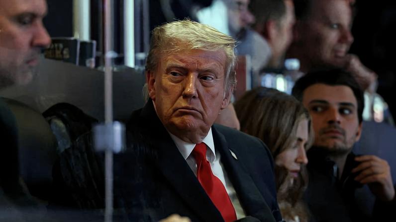 O presidente dos Estados Unidos, Donald Trump, assiste ao jogo 3 da final da NBA no Madison Square Garden, em Nova York