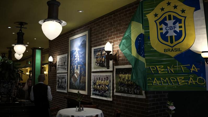 Pedestre cruza faixa na esquina da rua West 46 com a Quinta avenida, em Nova York; ali começa o espaço conhecido como Little Brazil - Eduardo Anizelli / Folhapress