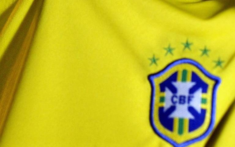 Camisa da seleção brasileira, pentacampeã mundial, em jejum de títulos desde 2002 - Paulo Whitaker - 2.jul.02 / Reuters