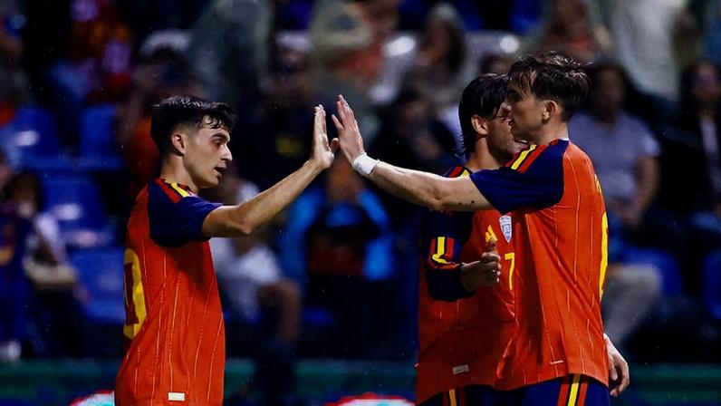 Pedri comemora segundo gol da partida da seleção espanhola contra o Peru