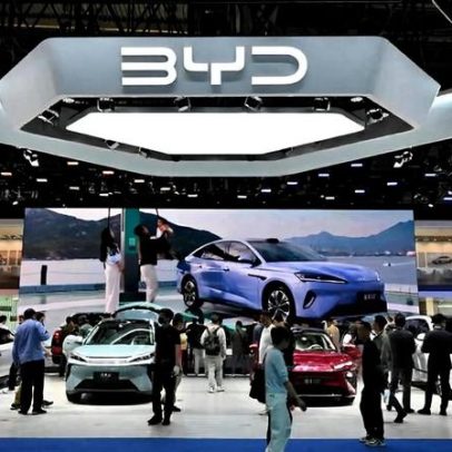 Pentágono acusa Alibaba e BYD de apoiar o Exército chinês; Pequim protesta