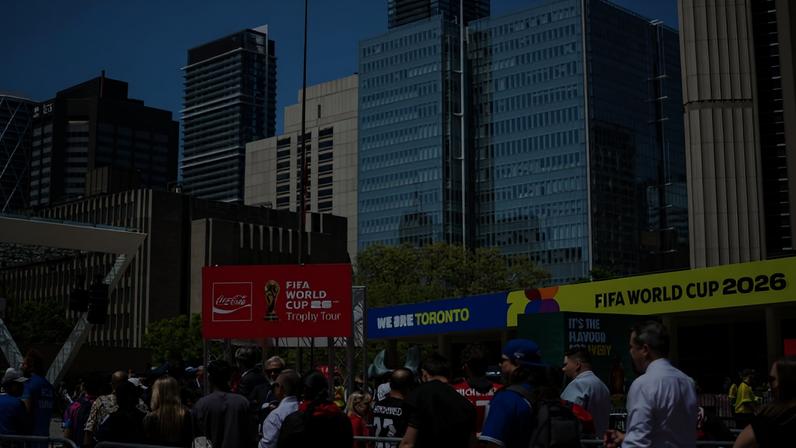 Pessoas em frente a evento da Coca-Cola relacionado à Copa do Mundo