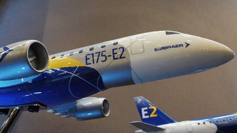 Maquetes do E-Jet E2 no aeroporto de Le Bourget, no dia da abertura do Salão Aeronáutico Internacional de Paris