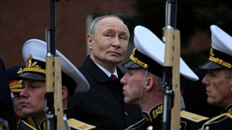 O presidente russo, Vladimir Putin, durante cerimônia militar em Moscou