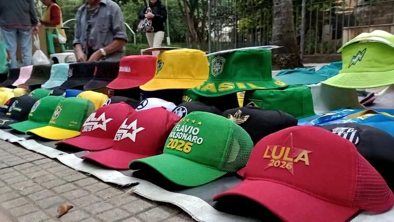 Vendedor ambulante com bonés dos presidenciáveis Flávio Bolsonaro (PL) e Lula (PT) na região central de São Paulo,