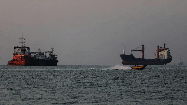 Navios ancorados em Bandar Abbas, no Irã, esperam liberação do tráfego pelo estreito de Hormuz