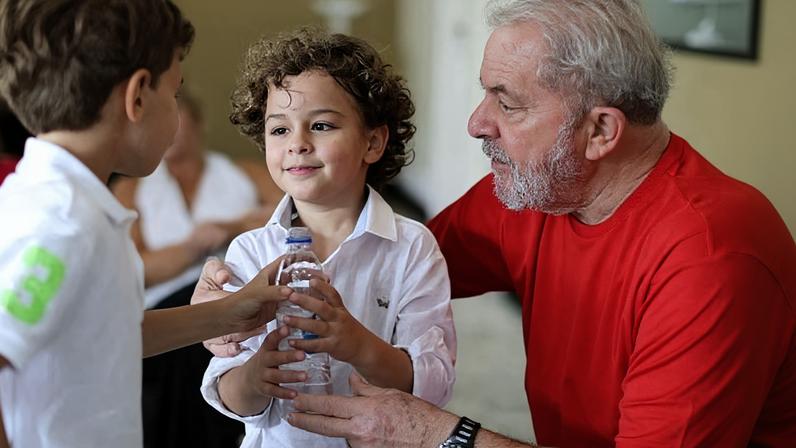 Neto de 7 anos do presidente Lula, Arthur Araújo Lula da Silva, que morreu em 2019