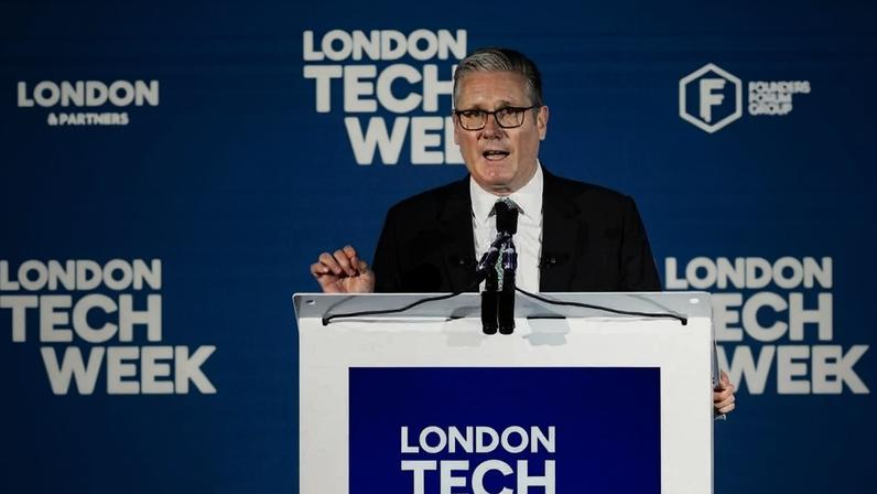 Keir Starmer, primeiro-ministro do Reino Unido, discursa no evento London Tech Week, em Londres