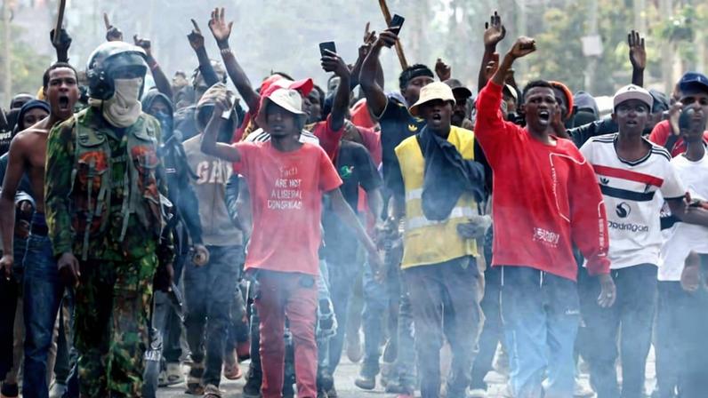 Manifestantes durante protesto contra um plano de quarentena de Ebola apoiado pelos EUA para estabelecer instalação de 50 leitos em uma base da força aérea queniana destinada a receber americanos expostos ao Ebola, na cidade de Nanyuki, Quênia