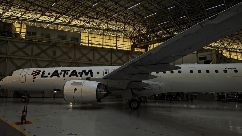 Embraer E195-E2 com a pintura da Latam, o primeiro de 24 aeronaves que receberão nova identidade visual