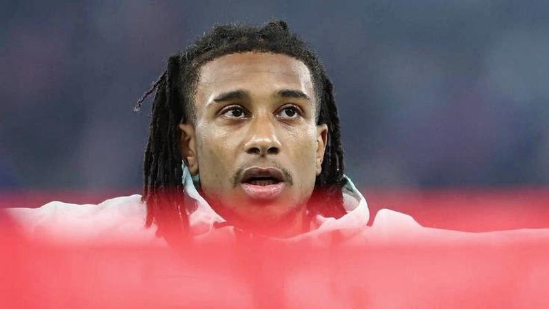Michael Olise canta a Marselhesa antes do amistoso entre França e Irlanda do Norte