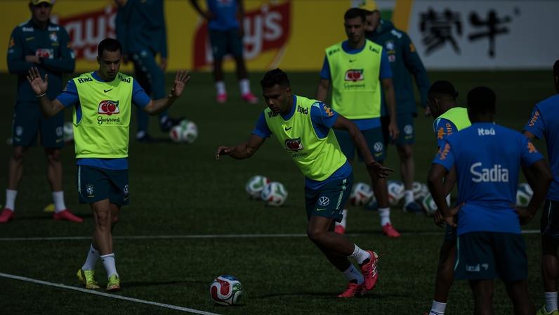 Registro de Casemiro (centro) e Gabriel Martinelli (à esquerda) feito pelo fotógrafo da Folha Eduardo Anizelli, durante treino da seleção brasileira no centro de treinamento do New York Red Bulls, em Morristown