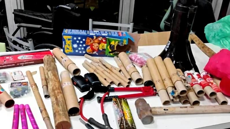 Objetos apreendidos pela polícia durante operação para conter nova invasão de estudantes em prédios administrativos da USP, na noite desta segunda (8); foram encontrados fogos de artifício, porretes, rádios comunicadores, um megafone, uma marreta, um estilingue e outros objetos