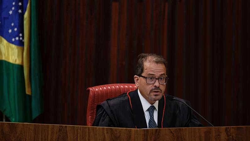 O ministro do TSE, Floriano de Azevedo Marques, durante sessão plenária da corte