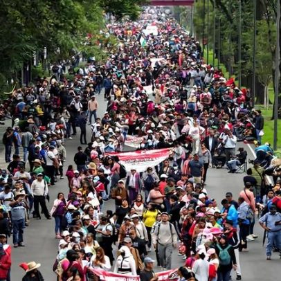 Milhares fecham avenida de acesso ao estádio da Copa no México