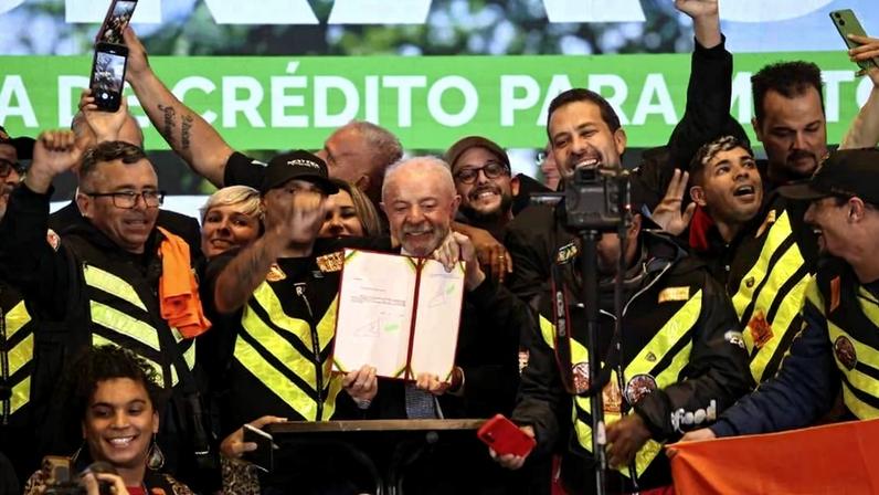 O presidente Lula assina medida que destina até R$ 30 bi em crédito para taxistas e motoristas de aplicativo.