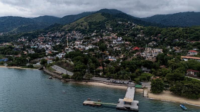 Vista aérea da praia do Perequê e de seu píer, em Ilhabela, no litoral norte de São Paulo.
