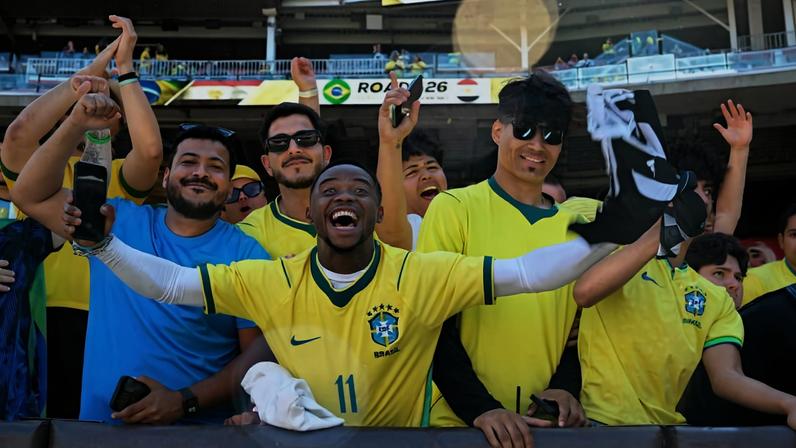 Torcedores do Brasil na arquibancada do estádio Huntington Bank Field, em Cleveland, nos Estados Unidos, antes de amistoso contra o Egito