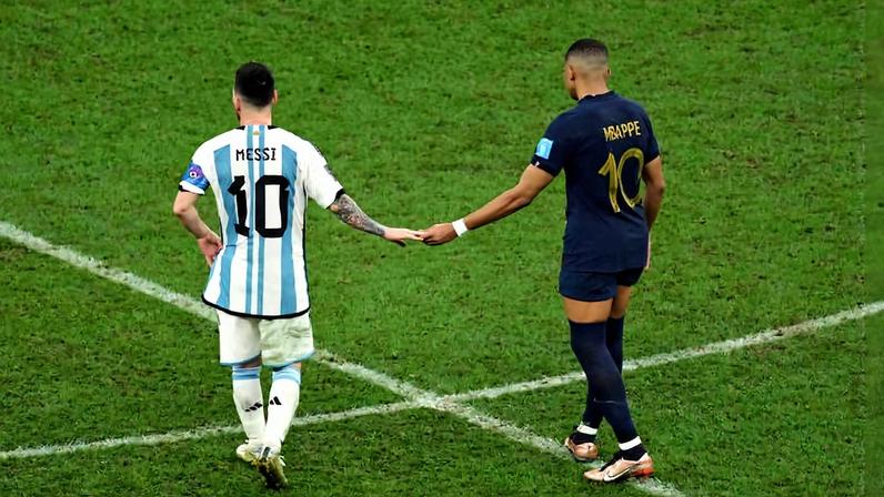 Lionel Messi e Kylian Mbappé durante a final entre Argentina e França na Copa do Mundo de 2022, no Qatar