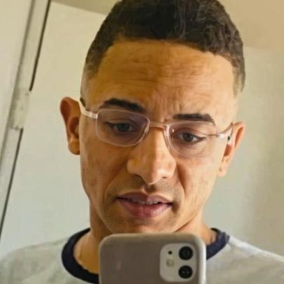 Motoboy é morto a tiro por GCM; imagem mostra arma perto de amigo ferido