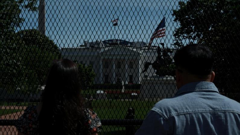 Pessoas em frente à Casa Branca, em Washington