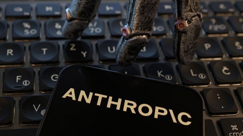 Logo da Anthropic ao lado de uma mão robótica